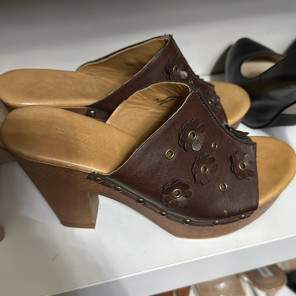 Gorgeous brown clogs! - Picture 2 of 6